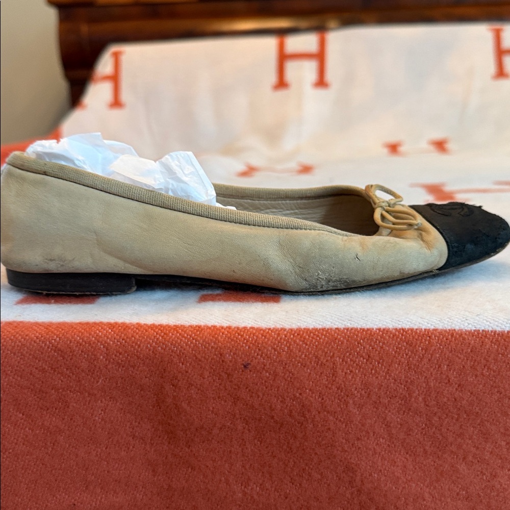 CHANEL Ballet Flats Vintage Classic Tan With Black Toe Cap Flats CC on Toe Cap! - Picture 10 of 11